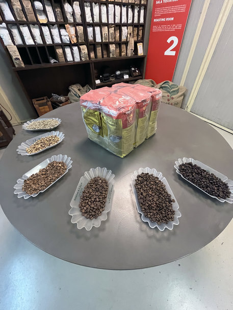 Microline assieme a Caffè Cagliari per il confezionamento in fardello di pacchetti di caffè